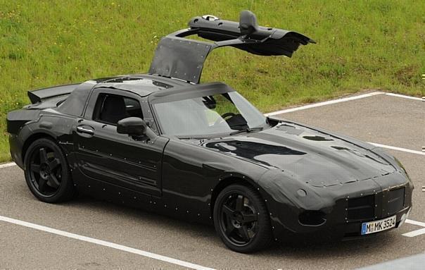 Noch als getarnter Prototyp geparkt: Mercedes SLS AMG. Foto: UnitedPictures